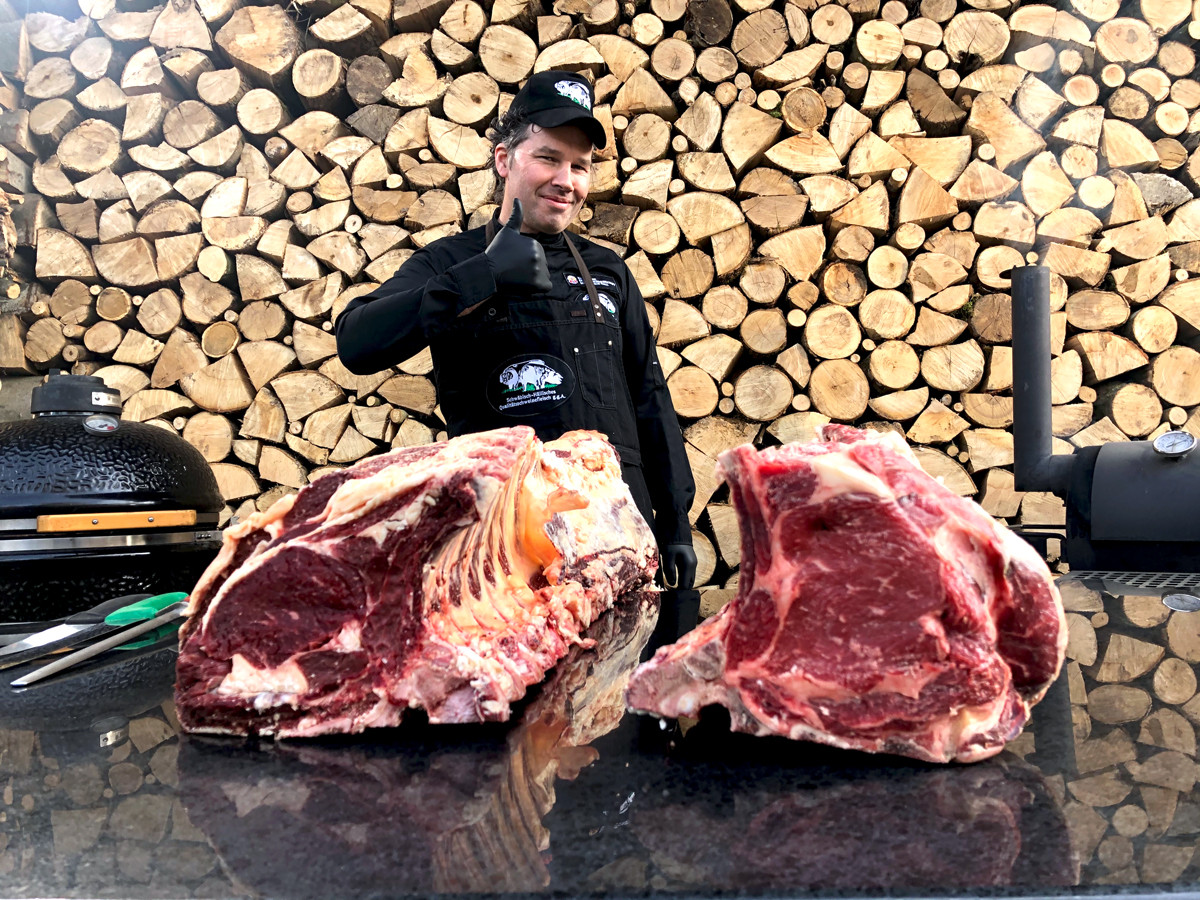 Metzger- und Grillmeister Harro präsentiert einen Rinderrücken vom bœuf de Hohelohe, rechts frisch, links dry aged.