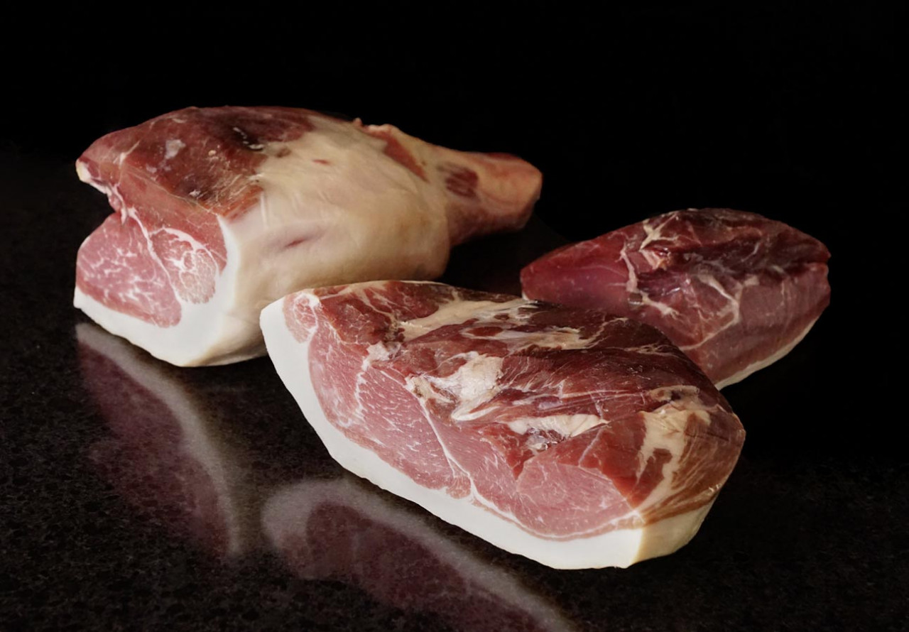 Dank genetischer Disposition und Eichelfütterung: Das Fleisch der Eichelmastschweine ist gut marmoriert.