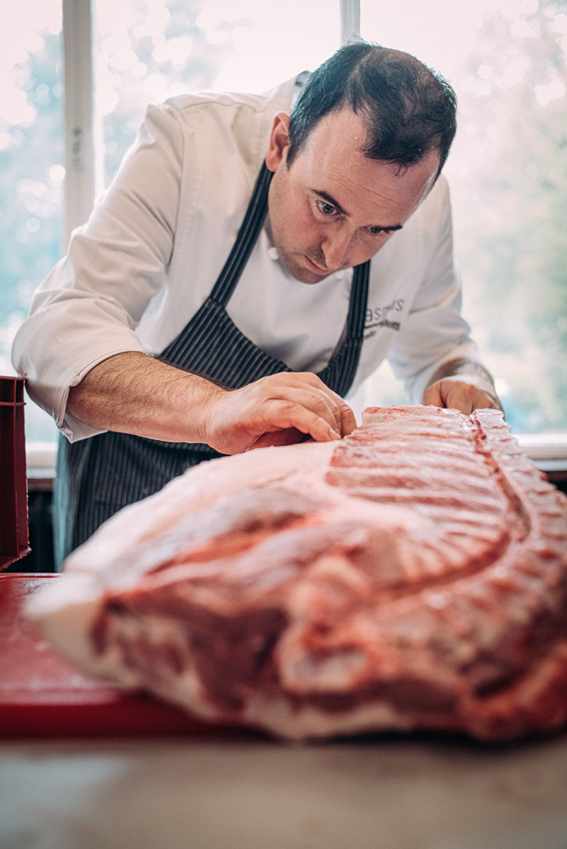 2.	„Guten Lardo gibt’s nur von guten Schweinen“: Küchenchef Gallotti bei der Zerlegung.