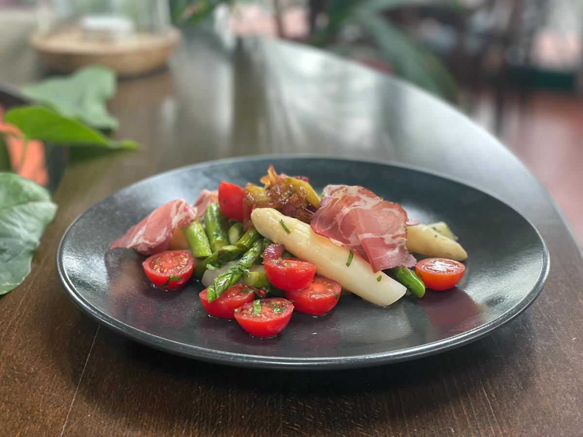 Unsere Heimatküche (25): Salat von gebratenem Spargel mit Rhabarber und Echt Hällischer Coppa