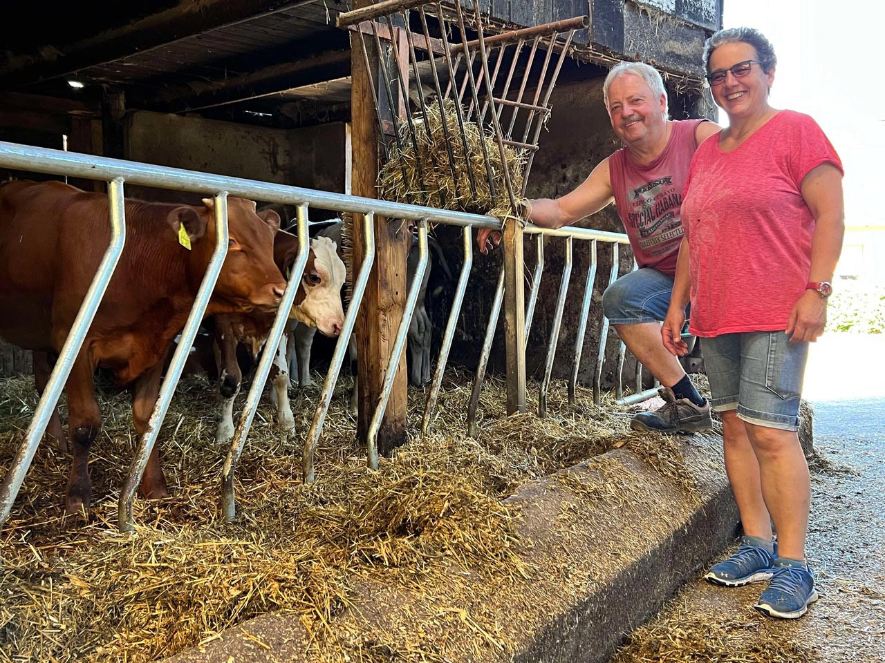 Willi und Karin Messerschmidt vor einem Stall mit Rindern. 