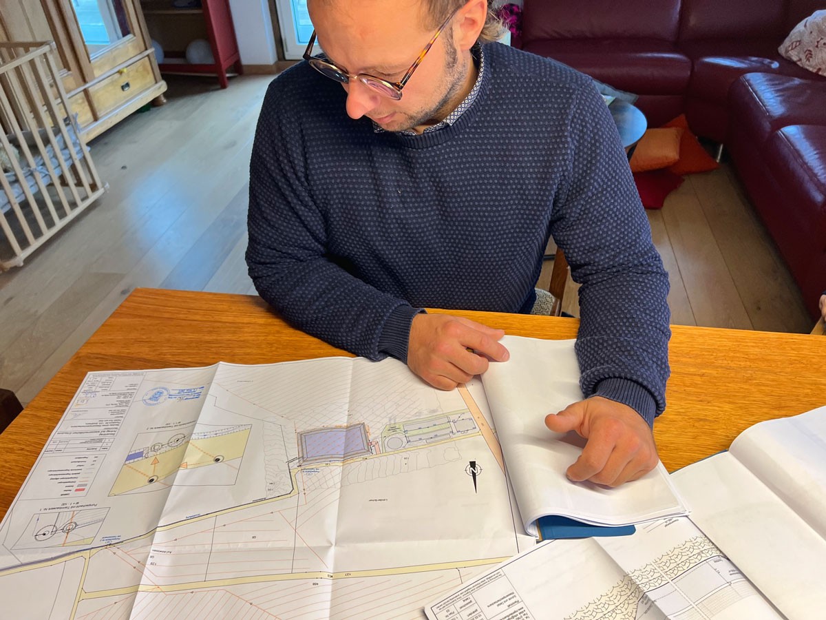 Markus Ehrmann mit dem Bauplan für den Wasserspeicher.